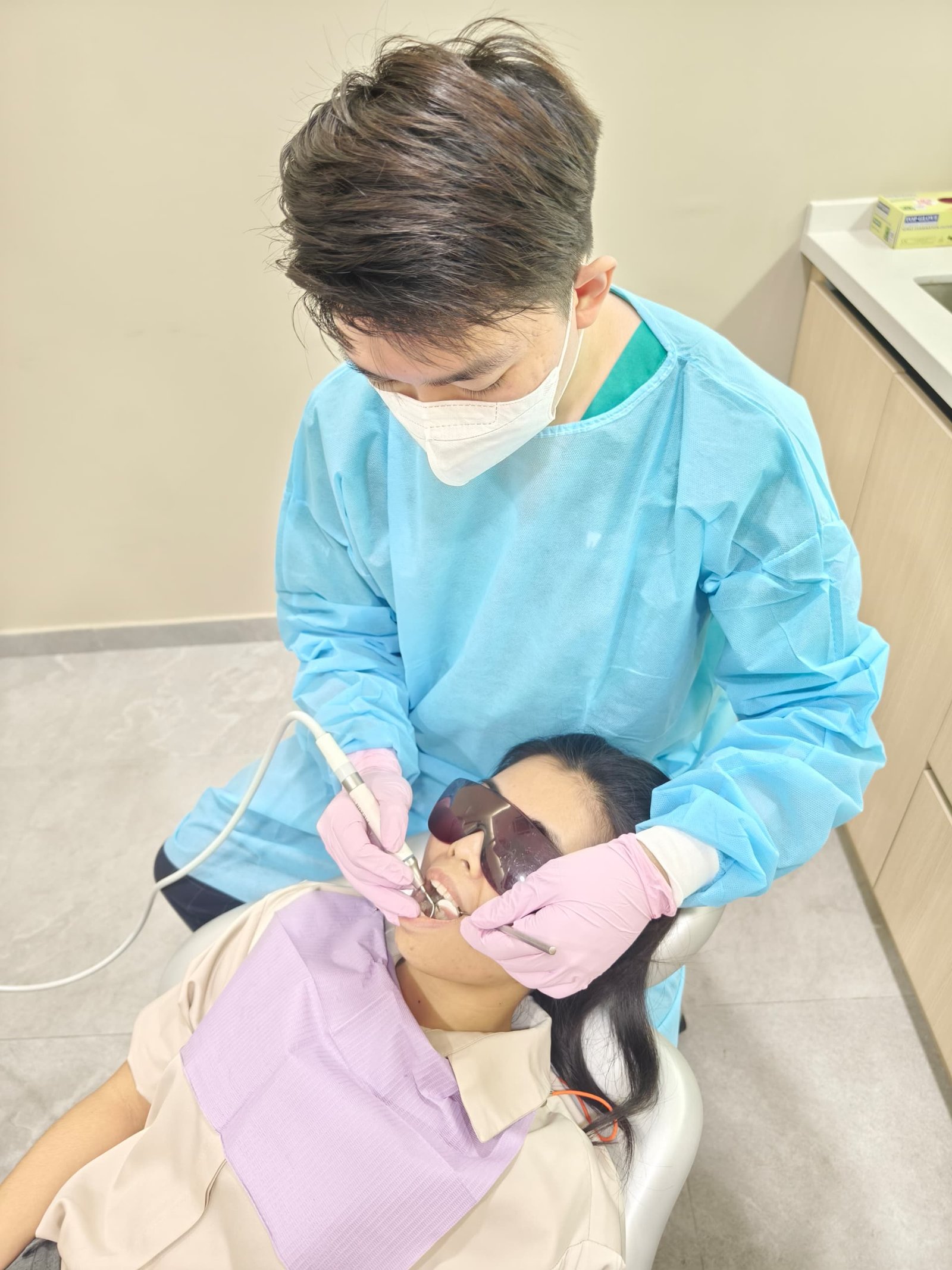 dr lee treating patient in gigichun dental clinic